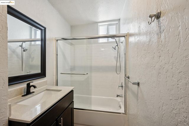1063 32Nd St, Oakland, CA 94608
