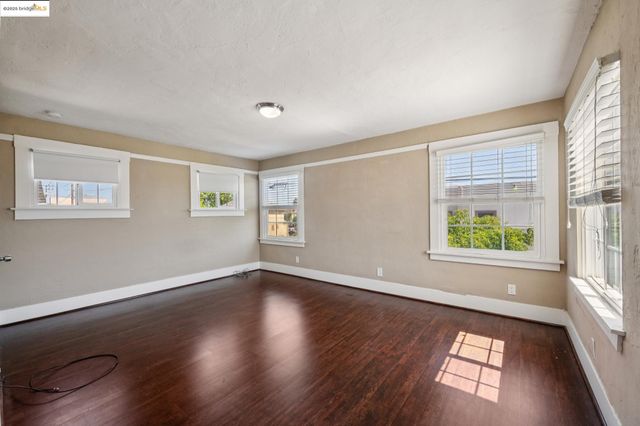 1063 32Nd St, Oakland, CA 94608