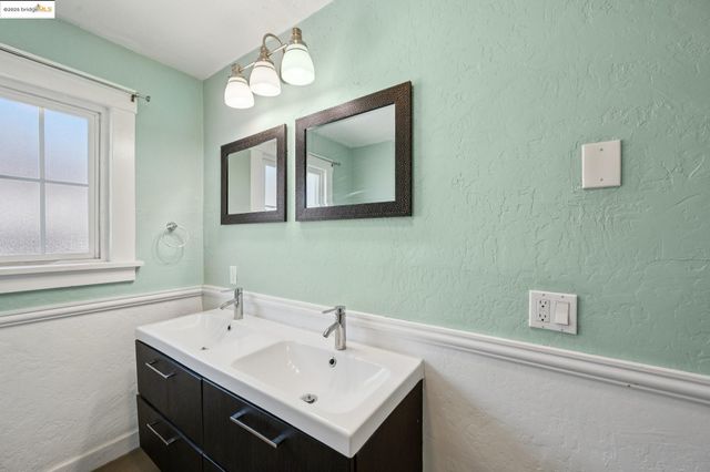 1063 32Nd St, Oakland, CA 94608