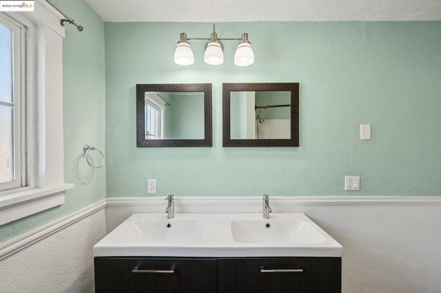 1063 32Nd St, Oakland, CA 94608