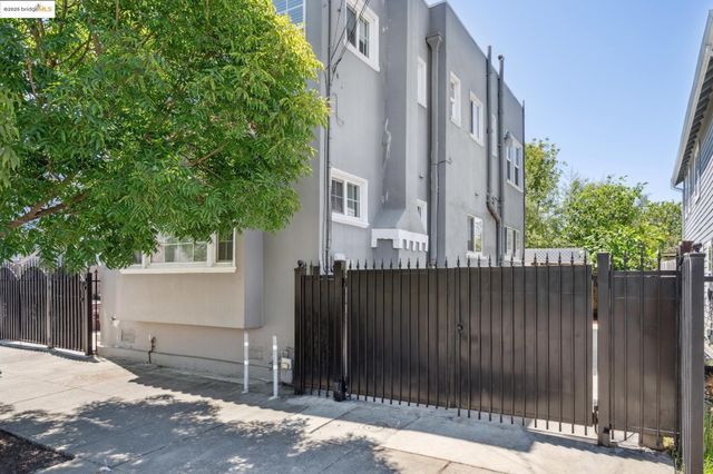 1063 32Nd St, Oakland, CA 94608