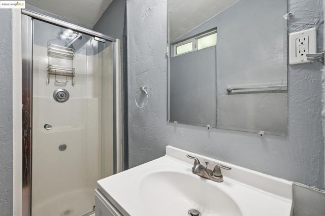 1063 32Nd St, Oakland, CA 94608