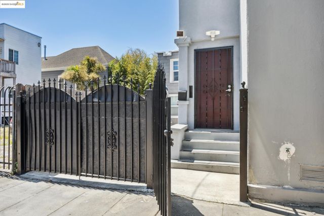 1063 32Nd St, Oakland, CA 94608