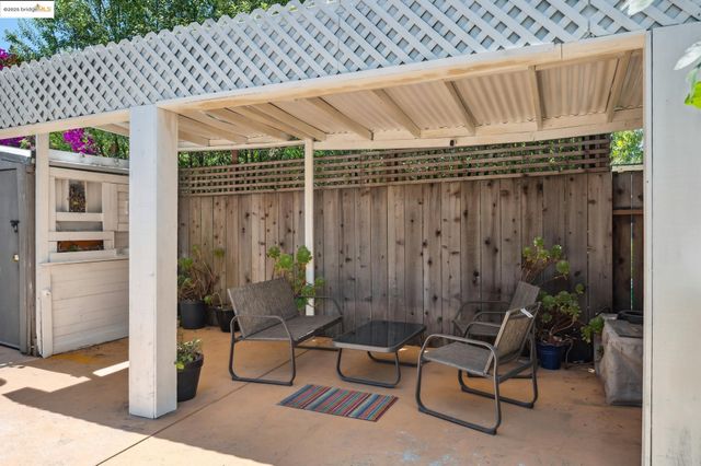 1063 32Nd St, Oakland, CA 94608