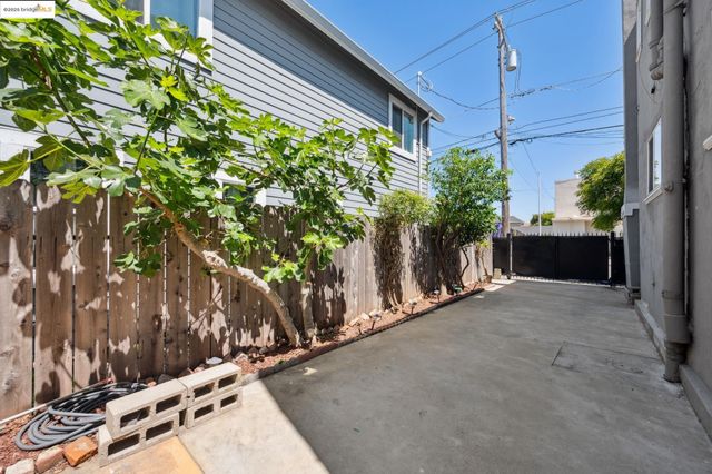 1063 32Nd St, Oakland, CA 94608