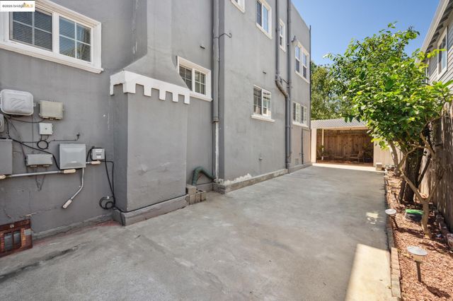 1063 32Nd St, Oakland, CA 94608