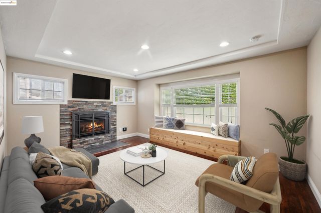 1063 32Nd St, Oakland, CA 94608