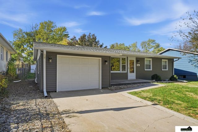 5831 Queens Drive, Lincoln, NE 68516