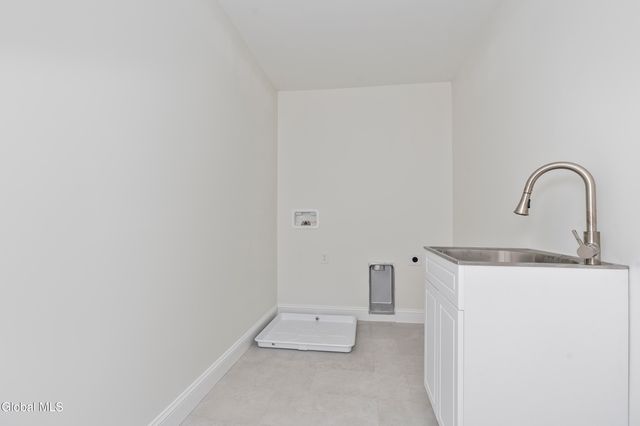 223 Pinewood Drive, Schenectady, NY 12303