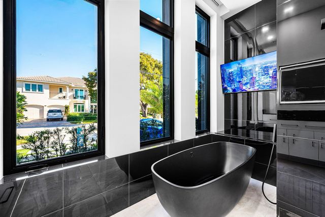 2650 NE 48th Court, Lighthouse Point, FL 33064