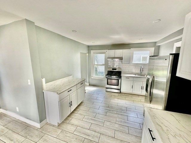 65 Rochelle St, Springfield, MA 01109