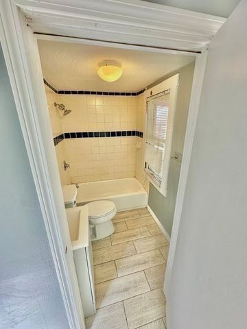 65 Rochelle St, Springfield, MA 01109