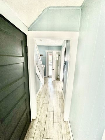 65 Rochelle St, Springfield, MA 01109