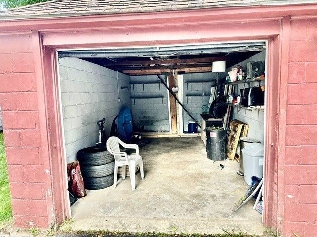 65 Rochelle St, Springfield, MA 01109