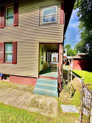 65 Rochelle St, Springfield, MA 01109