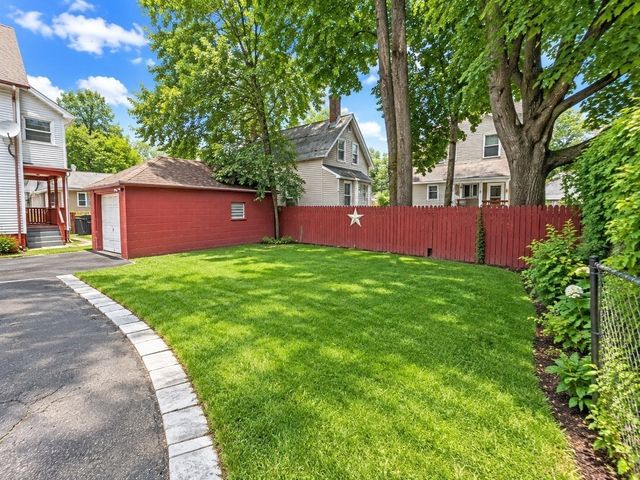 65 Rochelle St, Springfield, MA 01109