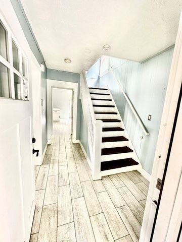 65 Rochelle St, Springfield, MA 01109