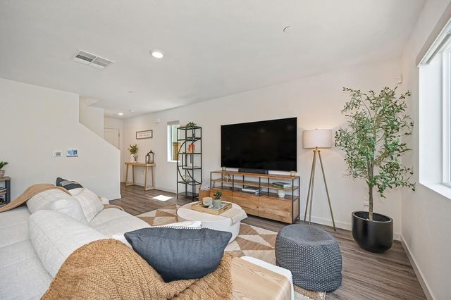 2233 Shady Tree Cir, Roseville, CA 95747