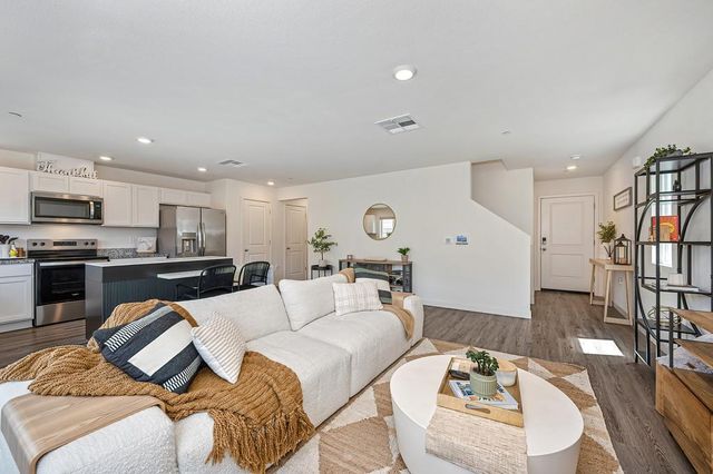 2233 Shady Tree Cir, Roseville, CA 95747