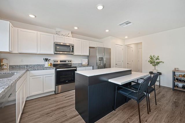 2233 Shady Tree Cir, Roseville, CA 95747