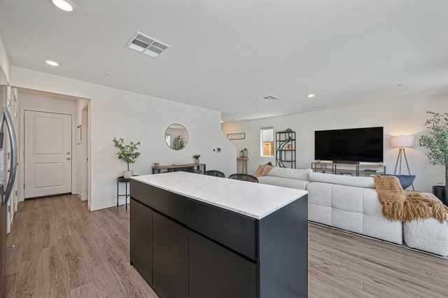 2233 Shady Tree Cir, Roseville, CA 95747