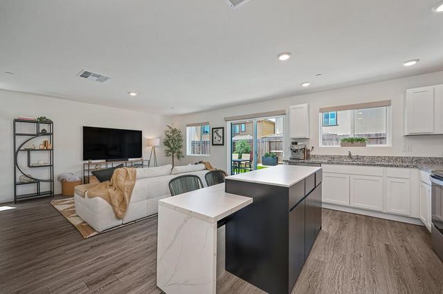 2233 Shady Tree Cir, Roseville, CA 95747