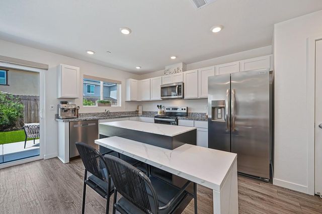 2233 Shady Tree Cir, Roseville, CA 95747