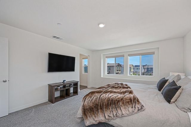 2233 Shady Tree Cir, Roseville, CA 95747