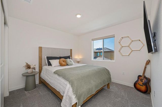2233 Shady Tree Cir, Roseville, CA 95747