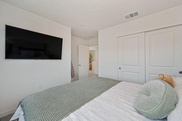 2233 Shady Tree Cir, Roseville, CA 95747