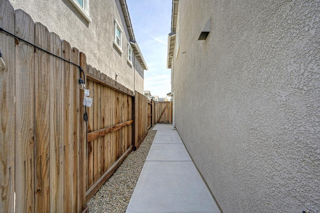 2233 Shady Tree Cir, Roseville, CA 95747