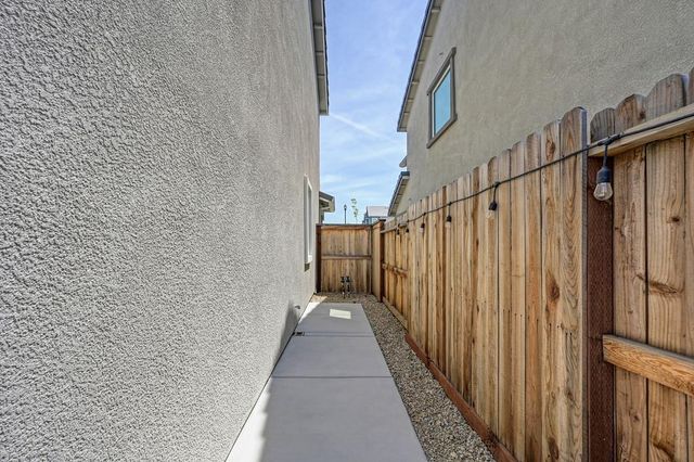 2233 Shady Tree Cir, Roseville, CA 95747