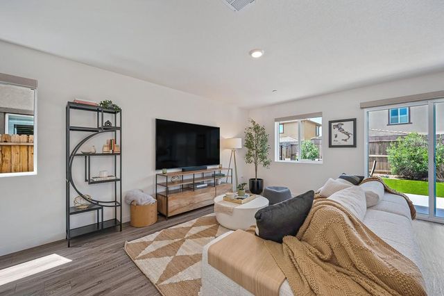 2233 Shady Tree Cir, Roseville, CA 95747