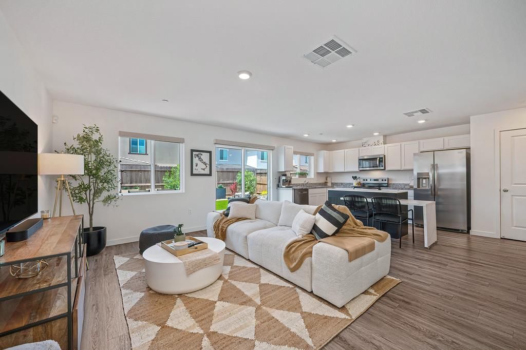 2233 Shady Tree Cir, Roseville, CA 95747