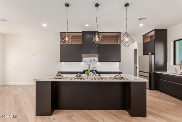 3014 E AVALON Drive, Phoenix, AZ 85016