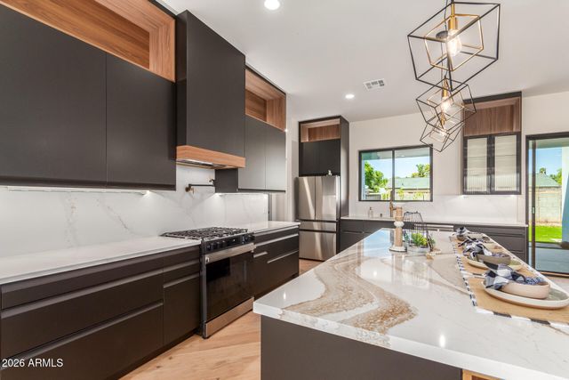 3014 E AVALON Drive, Phoenix, AZ 85016