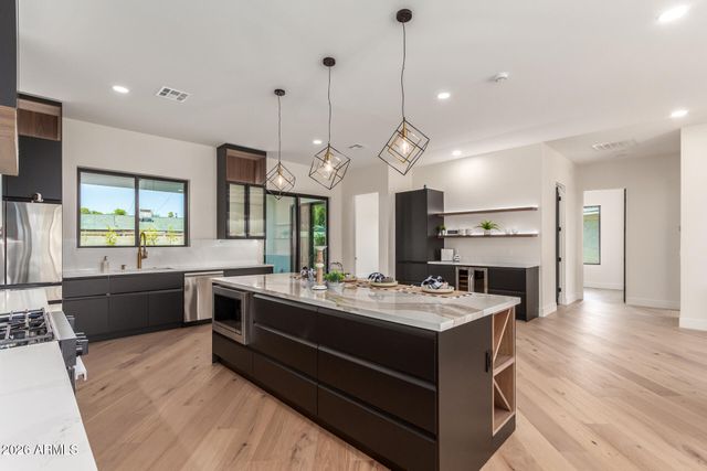 3014 E AVALON Drive, Phoenix, AZ 85016