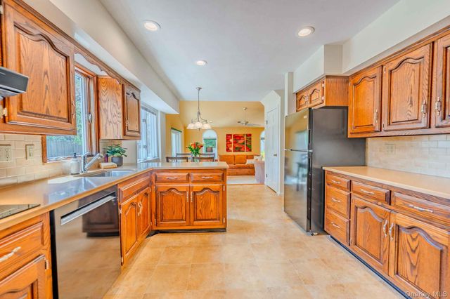 14 Linford Lane, Melville, NY 11747