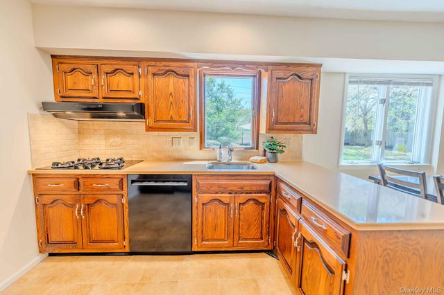 14 Linford Lane, Melville, NY 11747