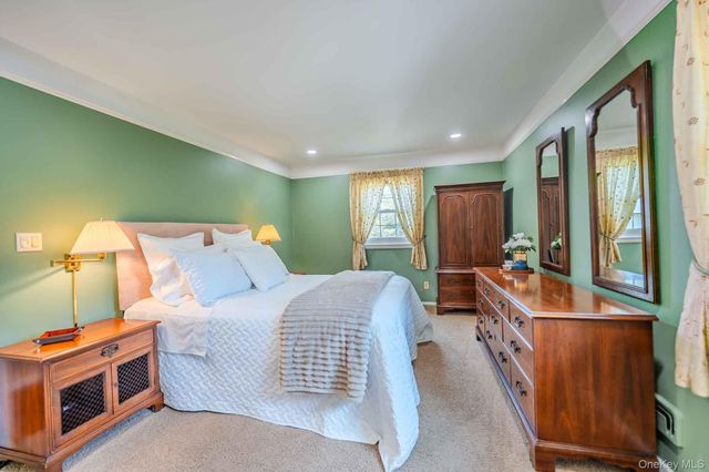 14 Linford Lane, Melville, NY 11747