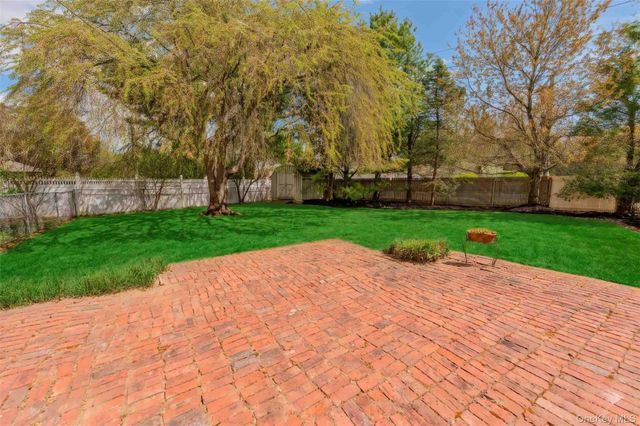 14 Linford Lane, Melville, NY 11747