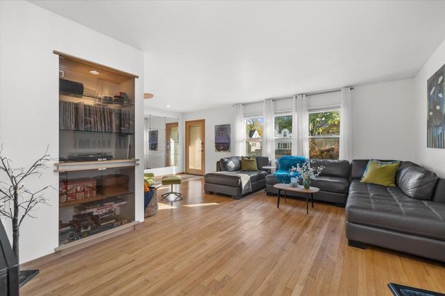 1024 E Colfax PLACE, Whitefish Bay, WI 53217