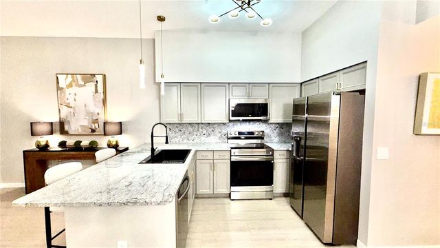 701 MIRROR LAKE DRIVE N 121, St Petersburg, FL 33701