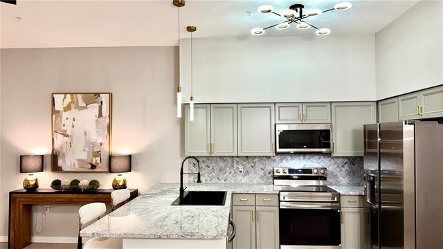 701 MIRROR LAKE DRIVE N 121, St Petersburg, FL 33701