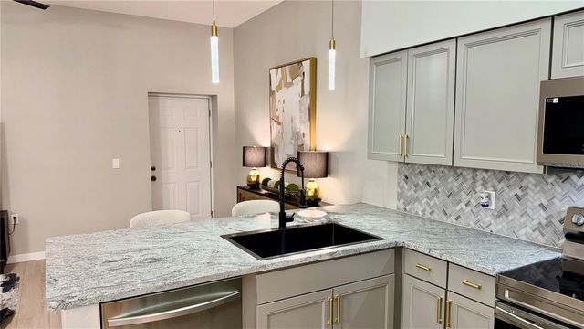 701 MIRROR LAKE DRIVE N 121, St Petersburg, FL 33701