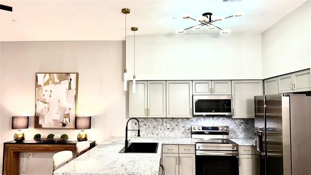 701 MIRROR LAKE DRIVE N 121, St Petersburg, FL 33701