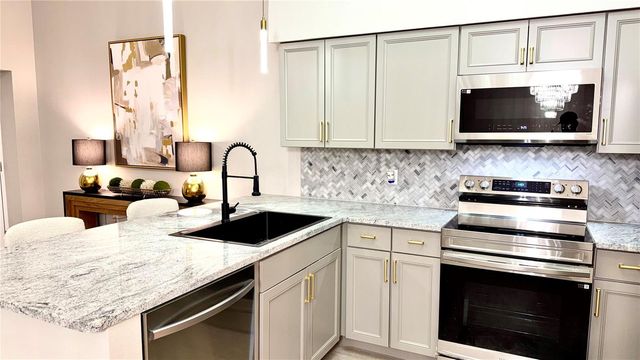 701 MIRROR LAKE DRIVE N 121, St Petersburg, FL 33701