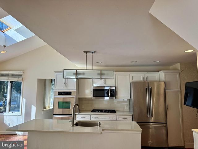 8233 FAIRVIEW RD, Elkins Park, PA 19027