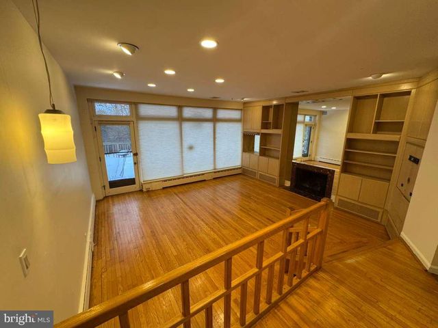 8233 FAIRVIEW RD, Elkins Park, PA 19027