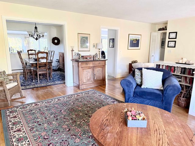8 Presidential Road, Bedford, NH 03110